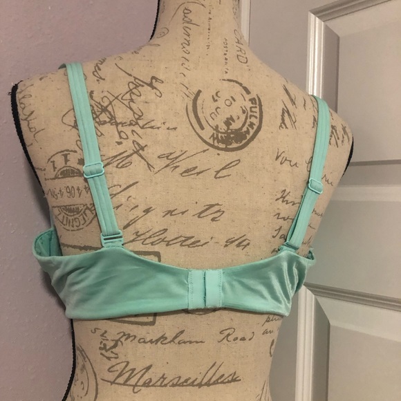 Victoria’s Secret very sexy push-up bra race back 38D - Picture 2 of 4